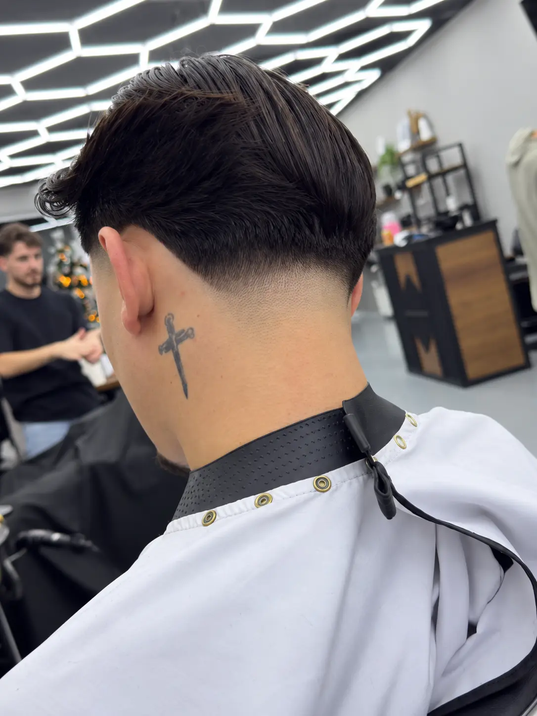 Wyraziste kontury — praca barbera Alex